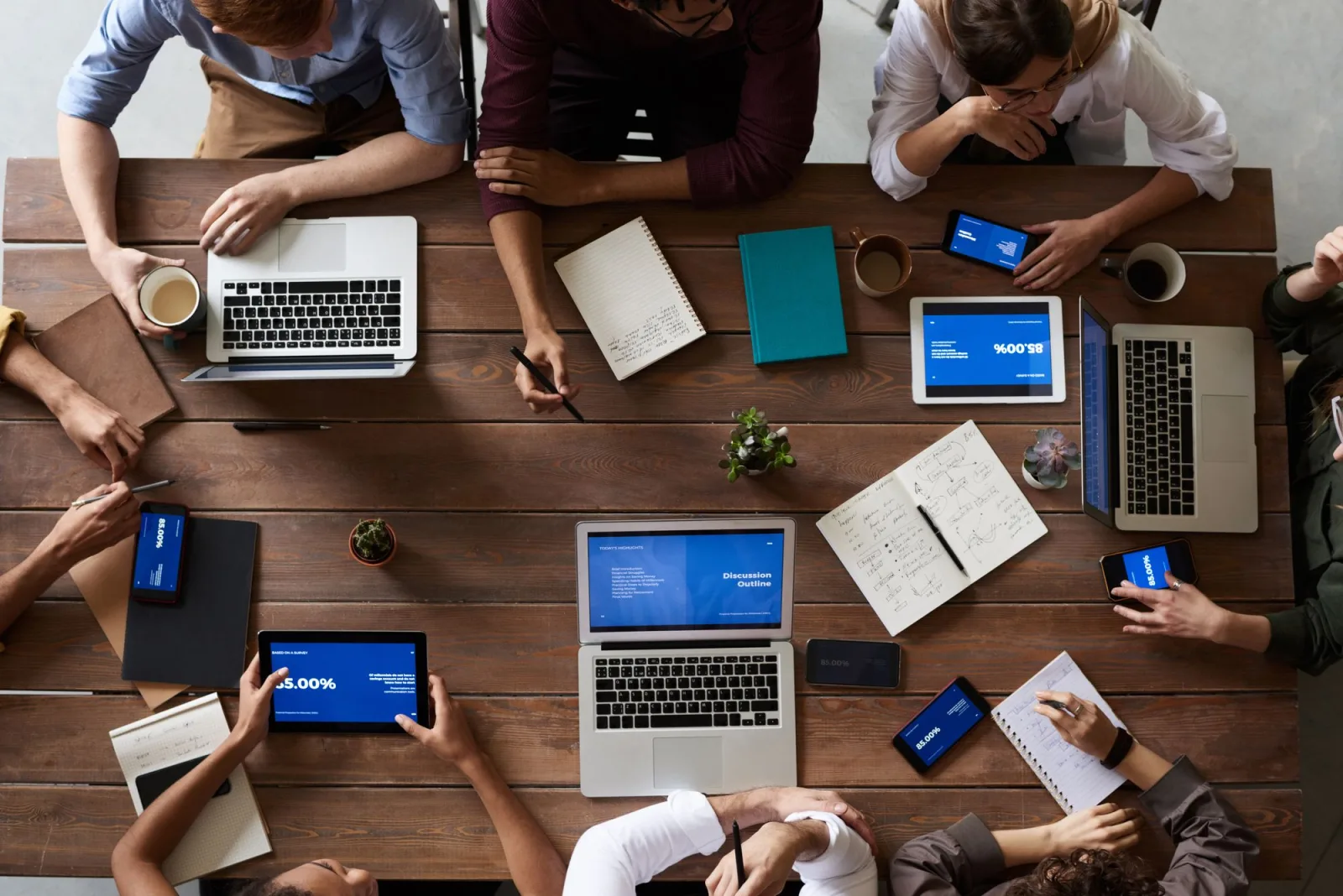 Equip analitzant processos i eines digitals per automatitzar una empresa