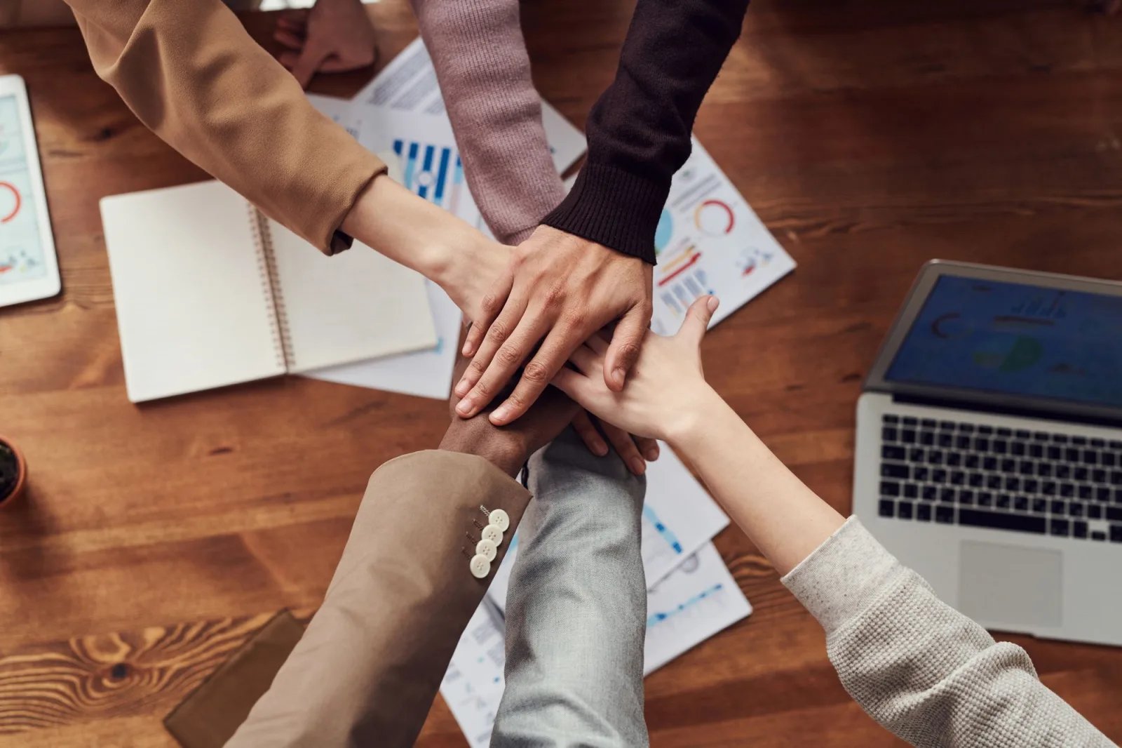 Equip de treball col·laborant en la gestió de clients amb un CRM