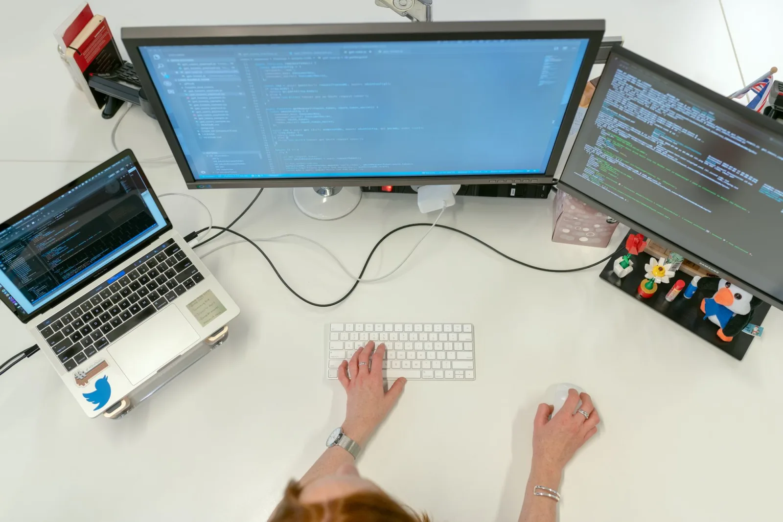 Professional treballant amb eines digitals i intel·ligència artificial