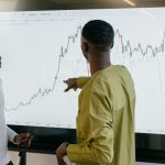 Equip d’empresa revisant dades i processos en una oficina