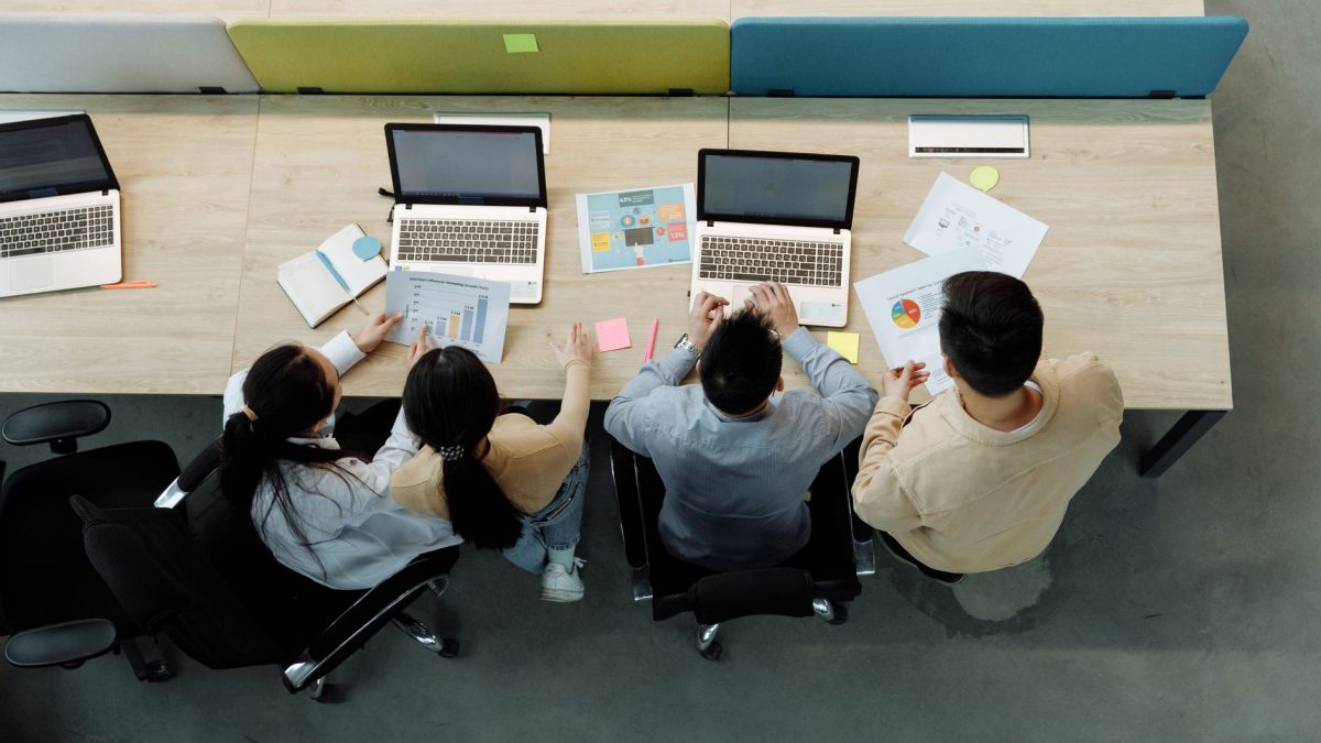 Equip d’una empresa organitzant documents digitals a l’oficina