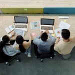 Equip d’una empresa organitzant documents digitals a l’oficina