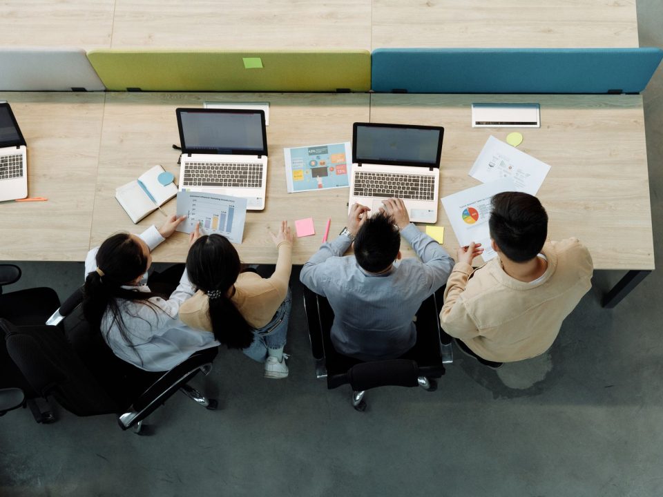 Equip d’una empresa organitzant documents digitals a l’oficina