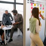 Equip d’una PIME analitzant processos digitals en una oficina de Lleida