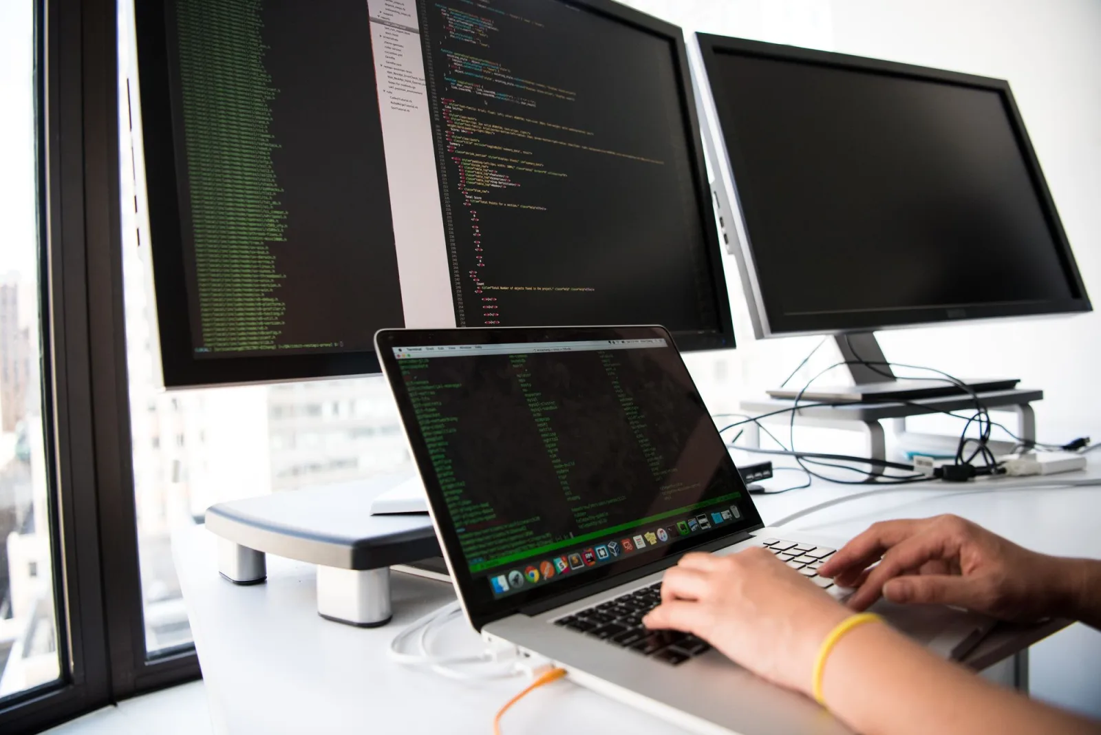 Desenvolupador creant software a mida per a una empresa