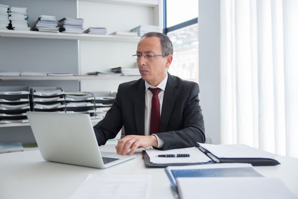 Responsable d’empresa revisant un flux de treball digital