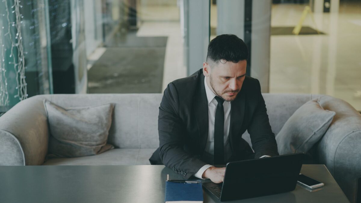 Professional actualitzant la informació de clients en un CRM