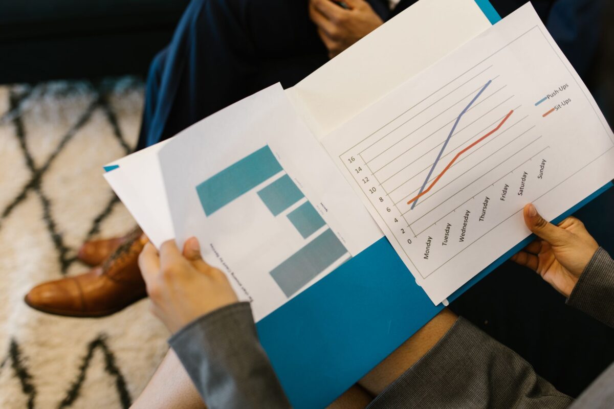 Equip empresarial analitzant gràfics i indicadors