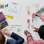 Equip comercial d’una empresa de Lleida revisant dades de vendes