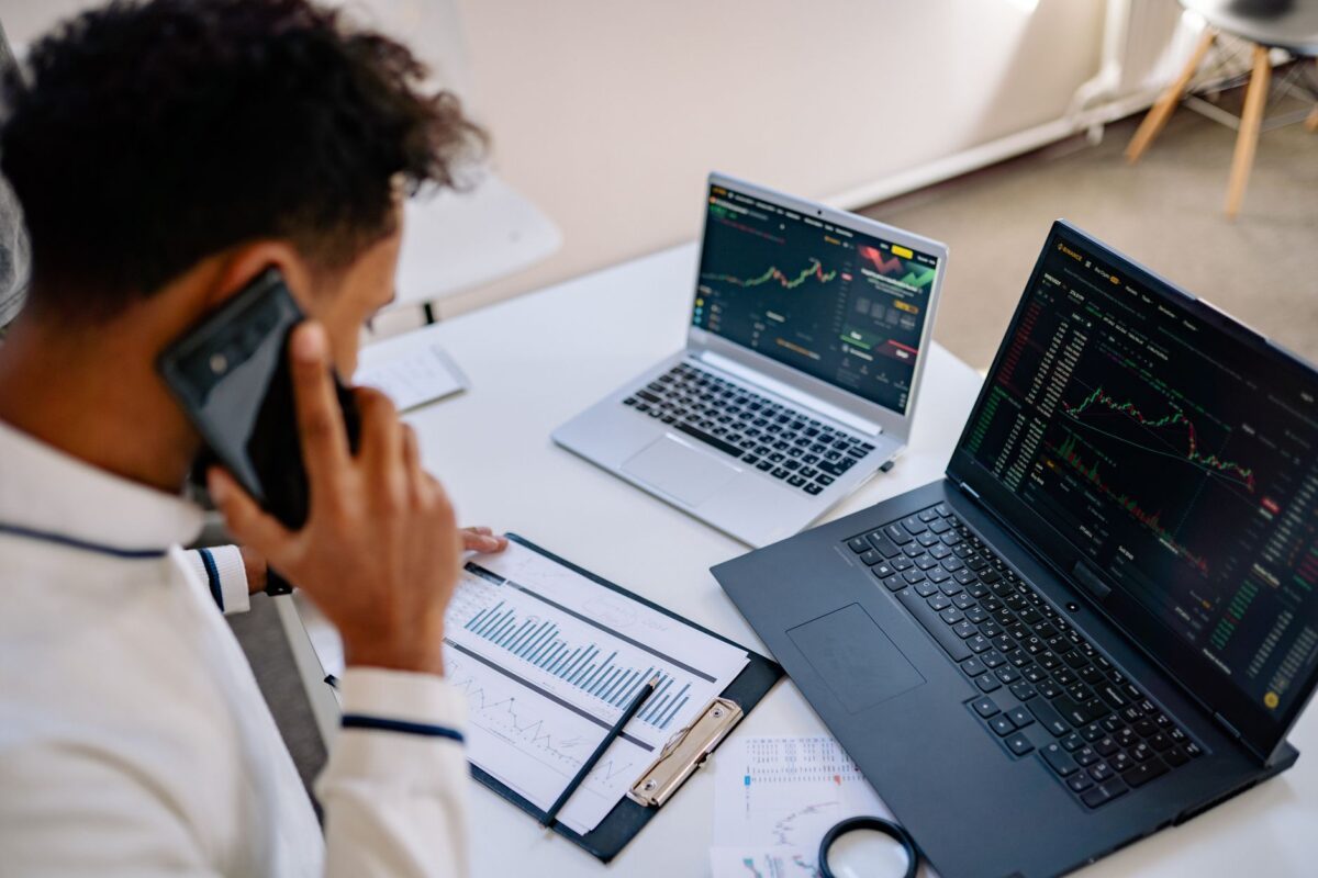 Responsable revisant dades de rendiment empresarial