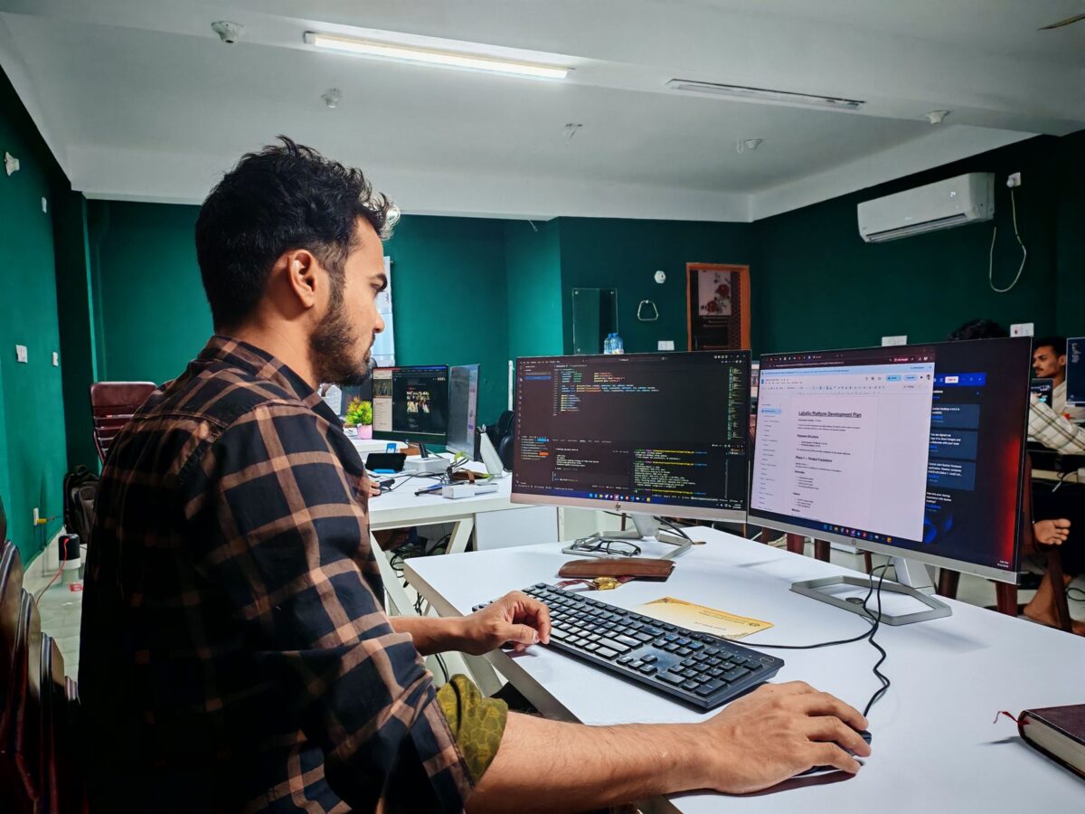 Desenvolupador treballant en una aplicació web empresarial