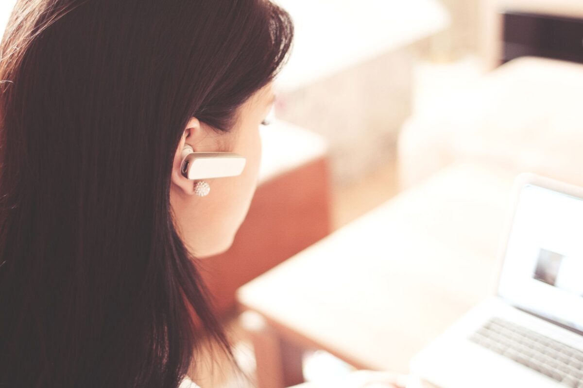Professional gestionant oportunitats comercials amb una eina de clients