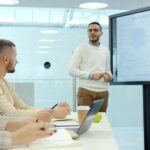 Equip comercial d’una PIME revisant oportunitats de venda en una oficina