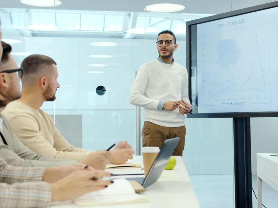Equip comercial d’una PIME revisant oportunitats de venda en una oficina