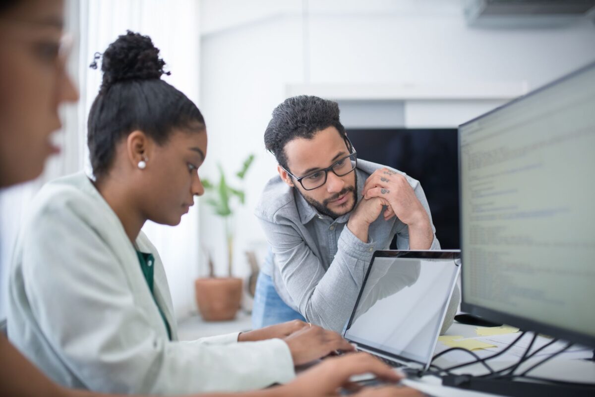 Desenvolupador i responsable d’empresa treballant en una solució digital