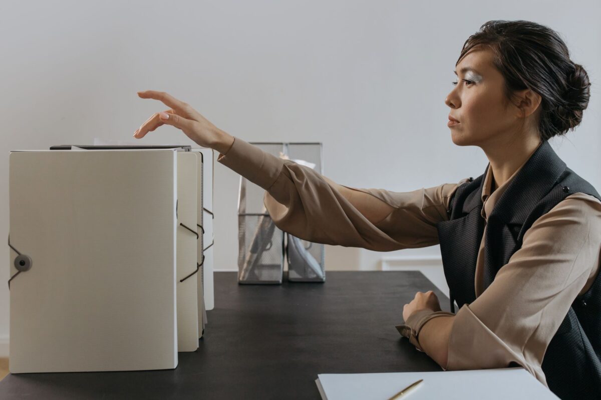 Professional organitzant registres de clients al seu escriptori