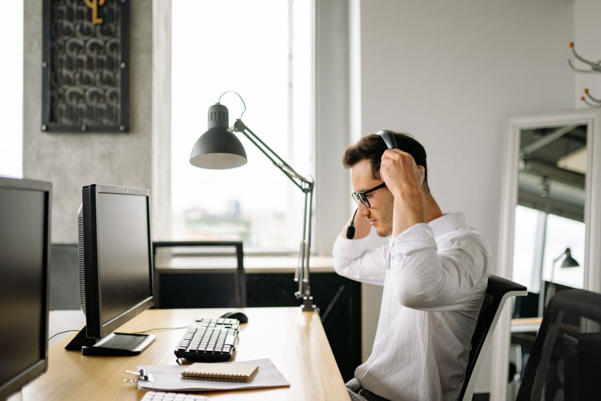 Professional consultant revisant una aplicació web privada