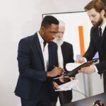 Equip d’empresa organitzant documents digitals en una oficina de Lleida