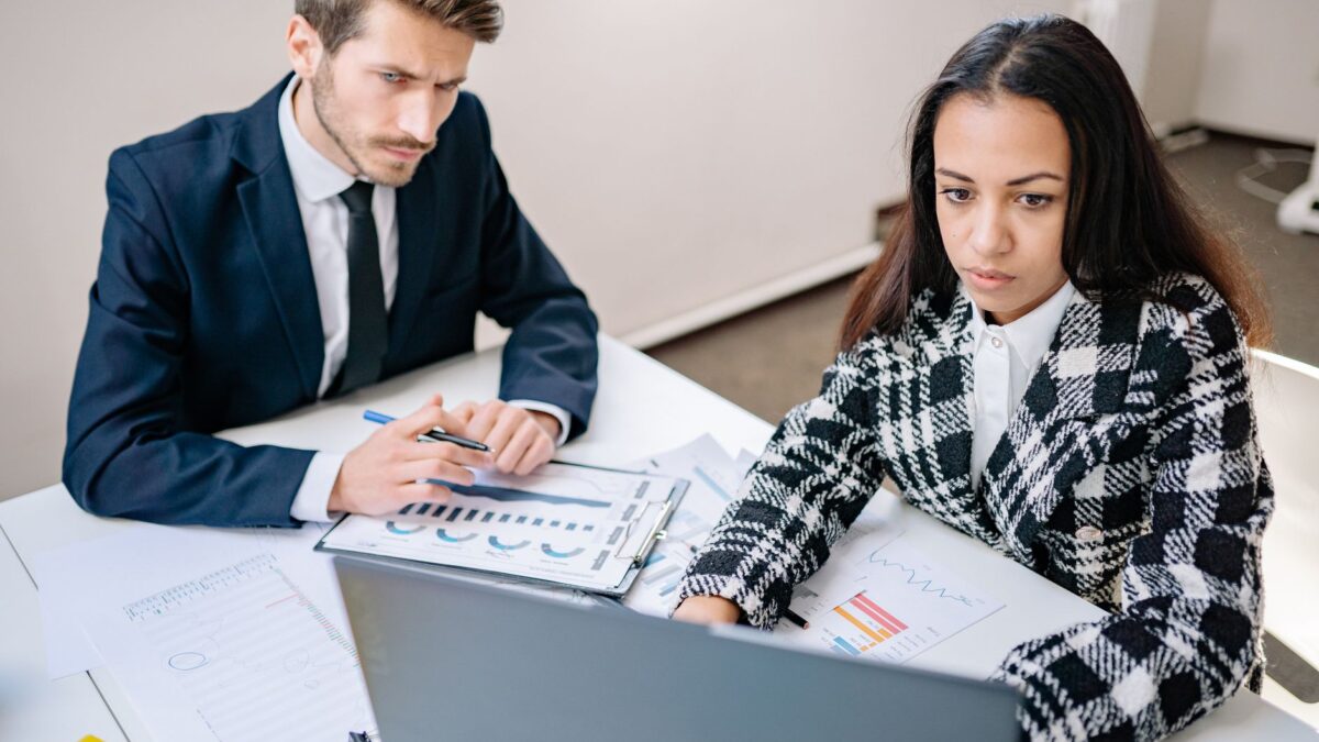 Equip d’una empresa revisant dades del CRM en una oficina de Lleida