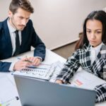 Equip d’una empresa revisant dades del CRM en una oficina de Lleida
