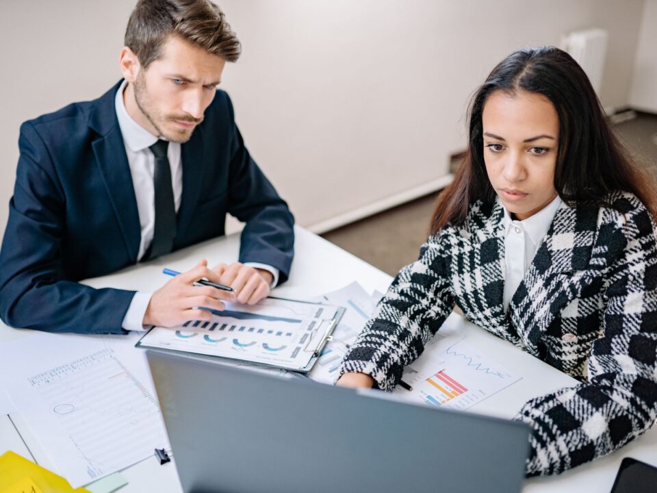 Equip d’una empresa revisant dades del CRM en una oficina de Lleida