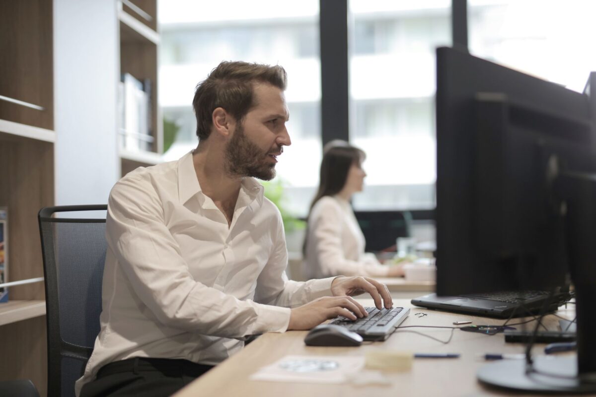 Responsable d’empresa consultant informació de clients i seguiment comercial