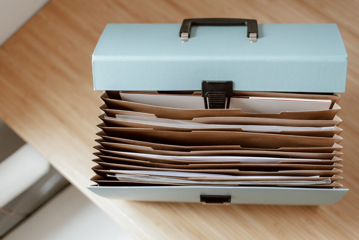 Espai de treball amb documents i carpetes organitzats