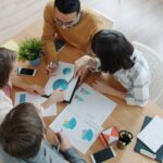 Equip comercial revisant informació de clients en una oficina