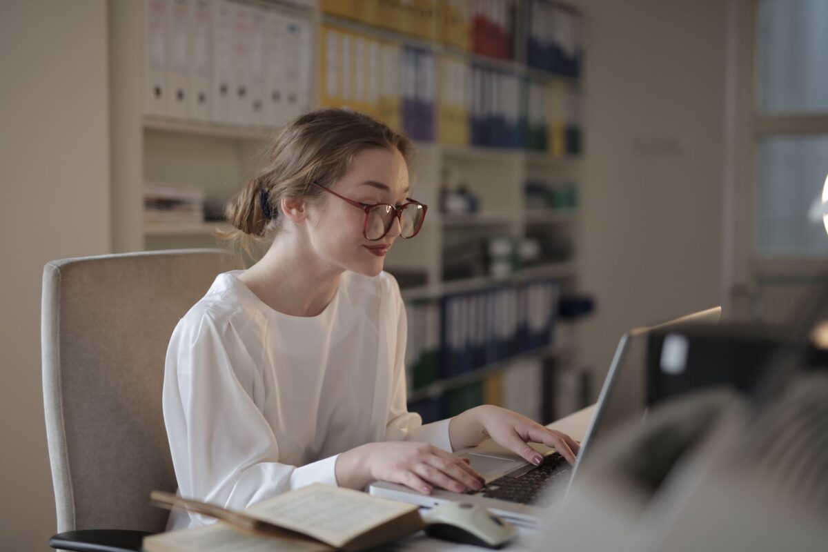 Professional consultant buscant documents en un ordinador portàtil