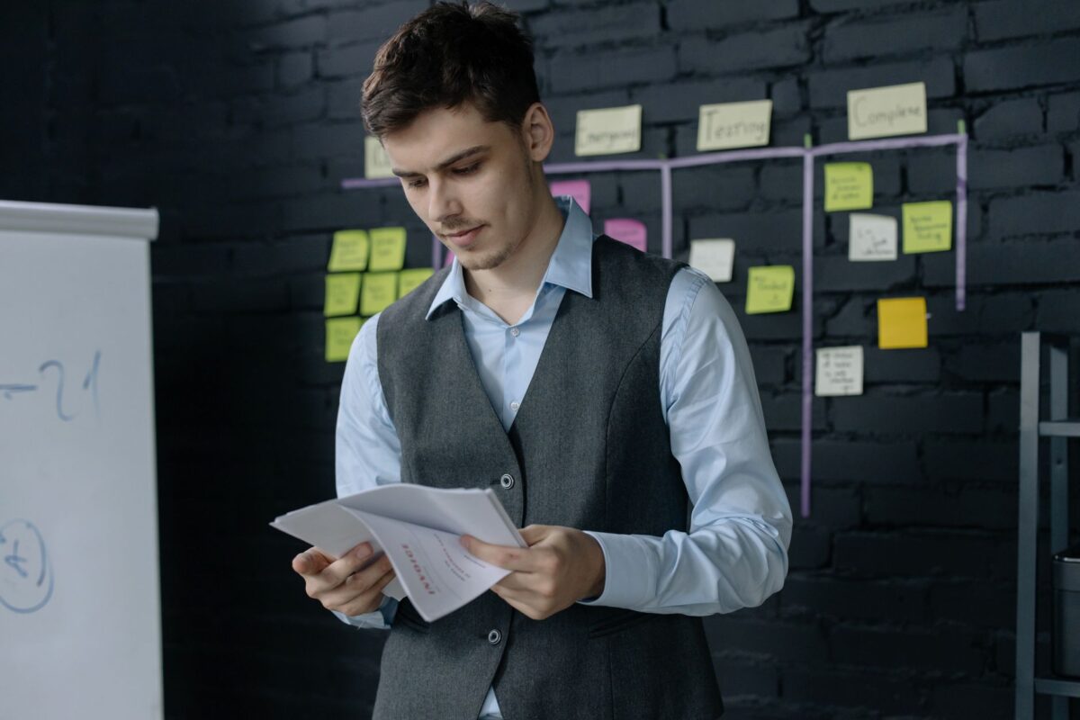 Responsable d’empresa revisant un flux de treball digital