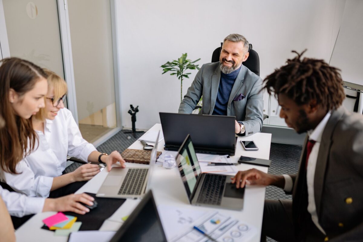 Reunió d’una empresa parlant sobre processos digitals i gestió de clients