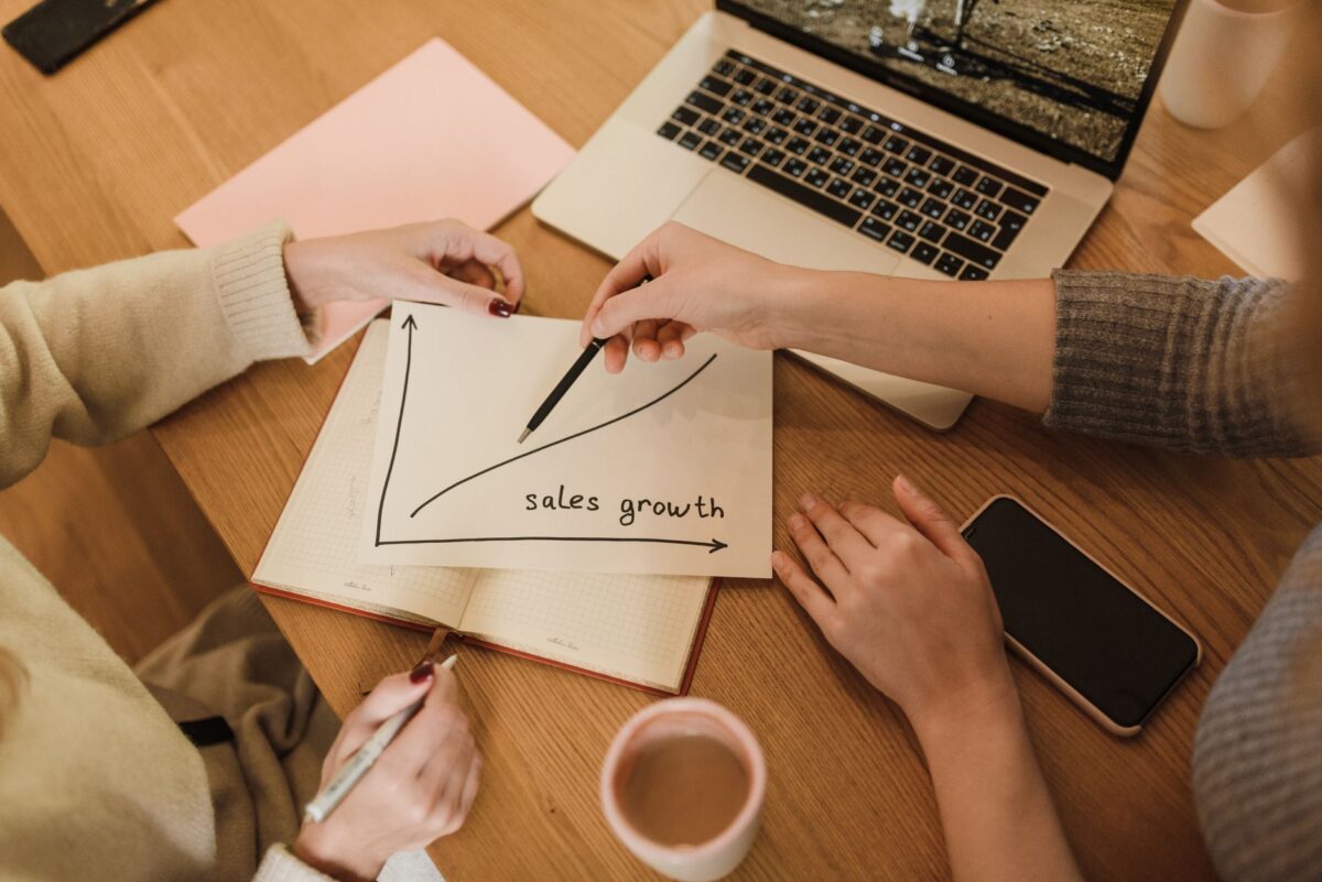 Equip d’una petita empresa parlant sobre el seguiment comercial